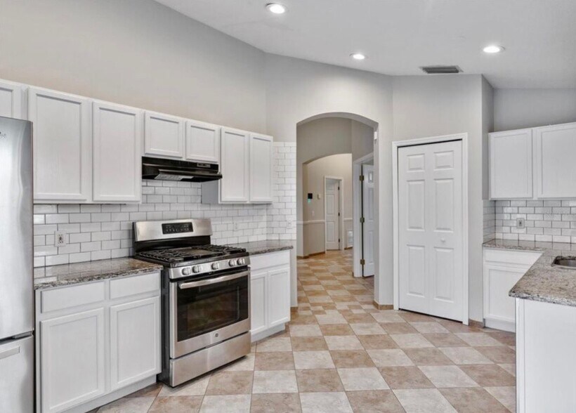 Building Photo - 5725 Hawklake Rd