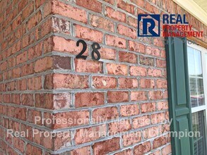Building Photo - Immaculate Townhome near Monkey Junction