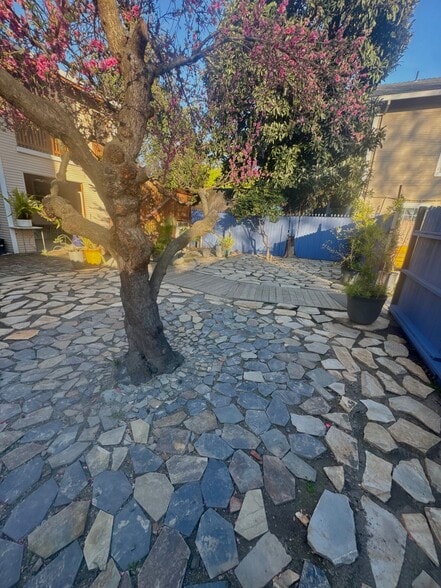 Building Photo - 814 Victorian Alley