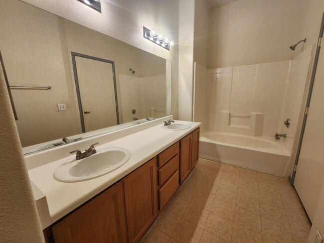 Building Photo - Cozy Condo in the Heart of Green Valley