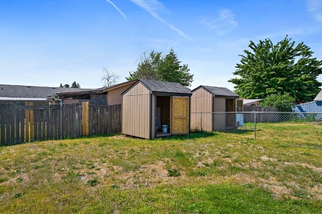 Building Photo - Newly Remodeled 1-Bedroom Duplex Unit with...