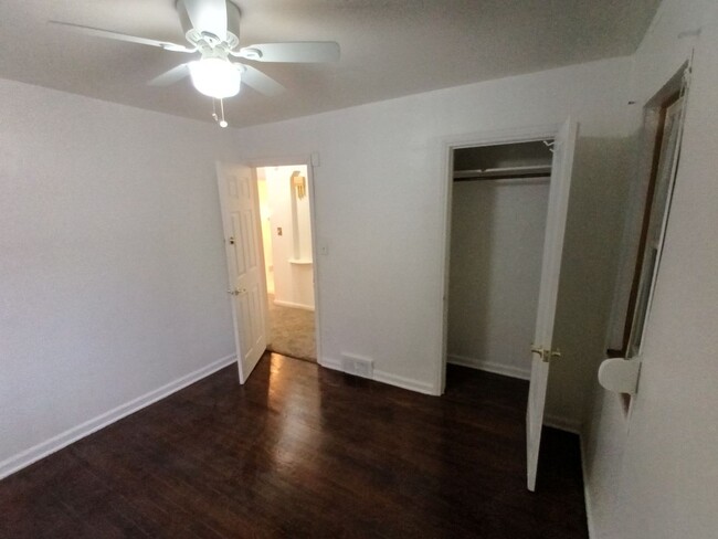 Building Photo - 3 bedroom 1 bathroom on the Westside NOW A...