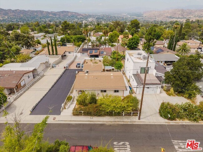 Building Photo - 10539 Samoa Ave