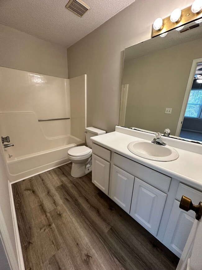 Building Photo - Freshly renovated 2BR 2.5BA Townhome