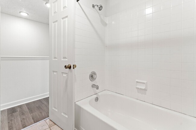 Building Photo - 2 Bedroom Townhome - Spacious!