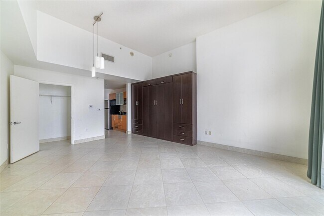 Building Photo - 1750 N Bayshore Dr