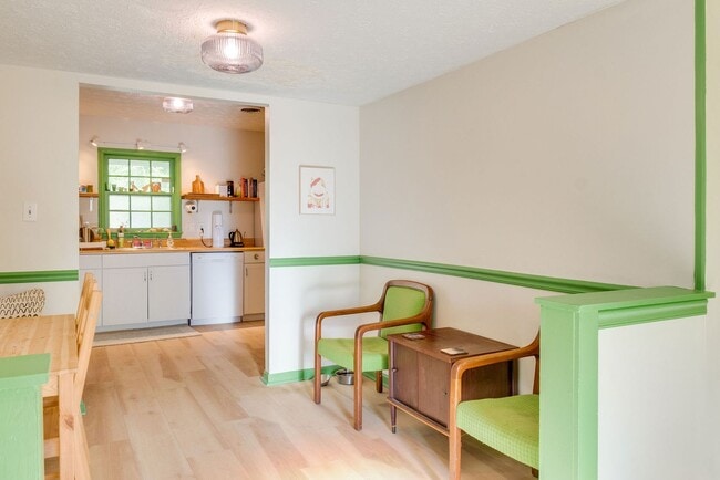 Building Photo - Convenient to campus and Five Points- Jamestown condo for rent