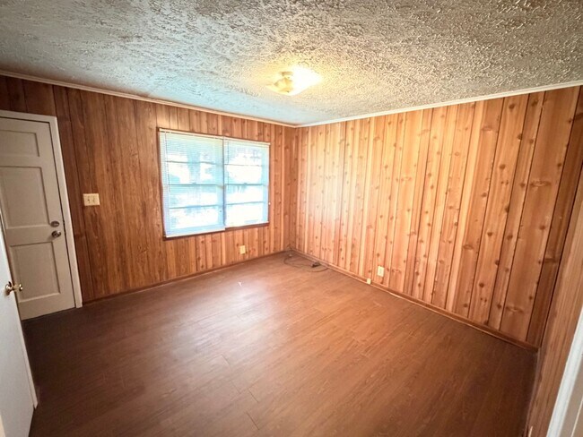 Building Photo - Just off the Covington Square!!!