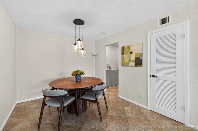 Building Photo - 6457 Bay Club Dr