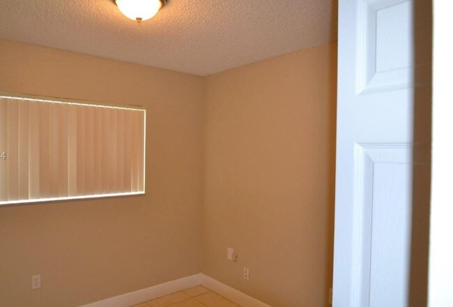 Building Photo - 16201 SW 141st Ave