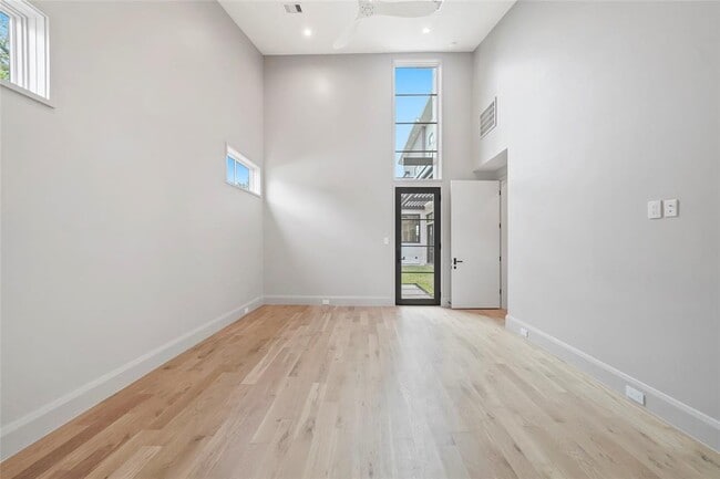 Building Photo - 603 E 26th St