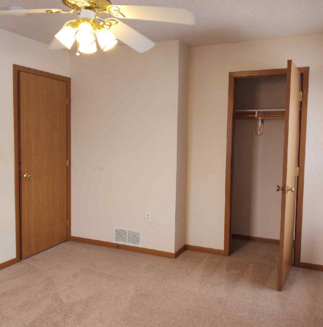 Building Photo - $1,450 | 2 Bedroom, 2.5 Bathroom Town Home...