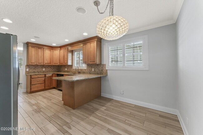 Building Photo - 618 8th Ave N