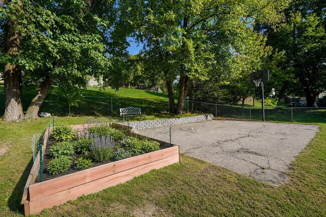 Building Photo - 5 Bedroom Chanhassen Home with fully fenced backyard, basketball court, garden beds.  Fabulous Ho...