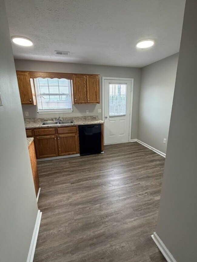 Building Photo - 211 Aqueduct Dr