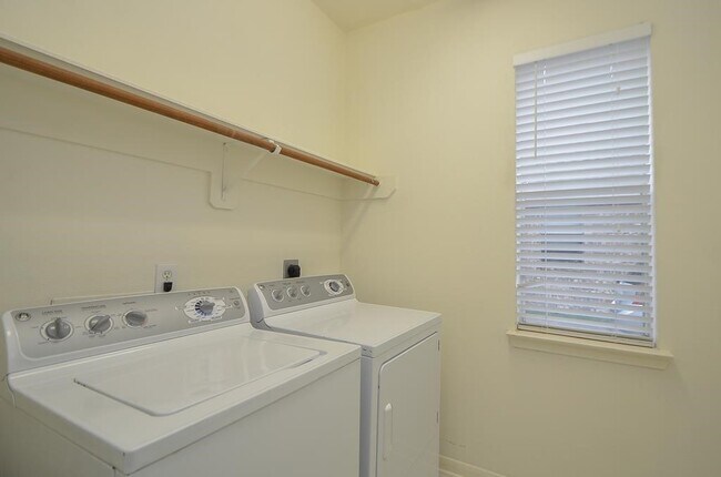 Building Photo - 20735 Fawnbrook Ct