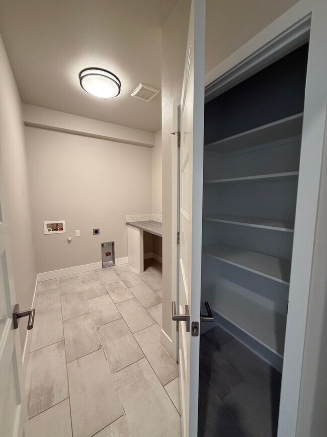 Building Photo - Gorgeous 4 bed, 2.5 ba in Richland's Westcliffe Neighborhood