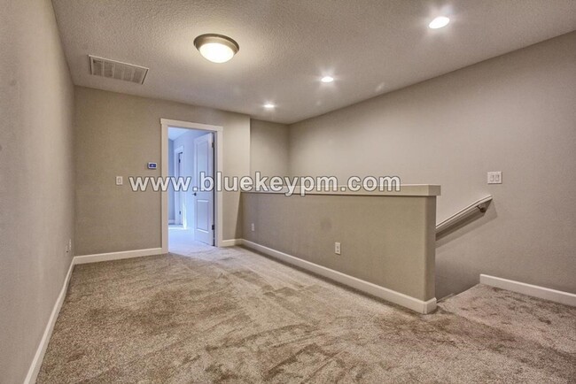 Building Photo - 3 Bed, 2.5 Baths Townhome with 2 Car Garag...