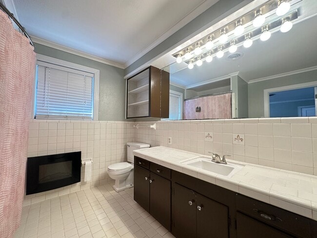 Building Photo - Spacious 2 Bedroom