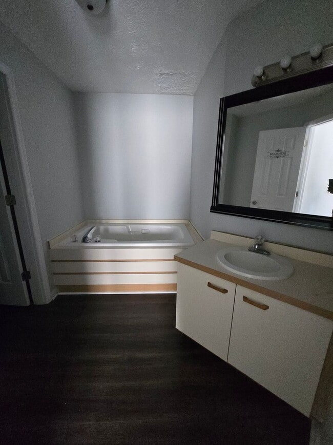 Building Photo - 979 Stewarts Creek Dr