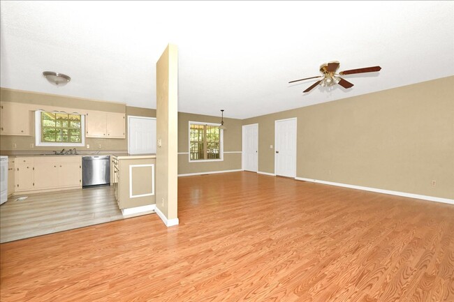 Building Photo - 3 Bedroom, 2 Bath home.