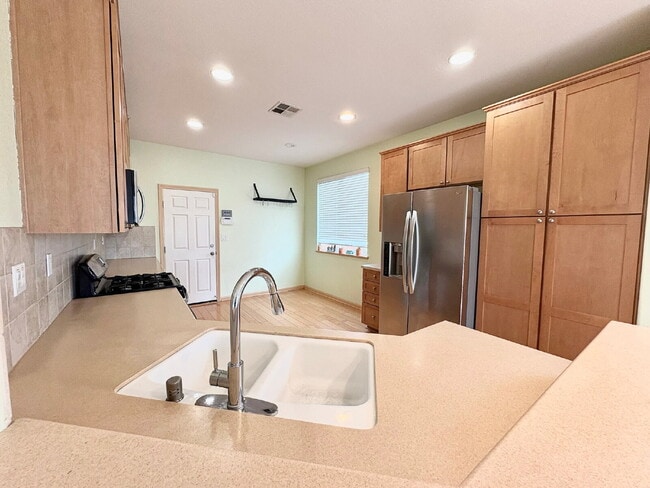 Building Photo - Spacious 4BR / 2.5BA Home in Prime Pittsburgh CA Location