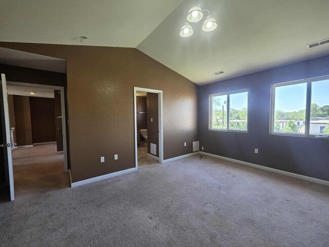 Building Photo - Beautiful Town House