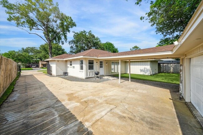 Building Photo - 5259 Willowbend Blvd