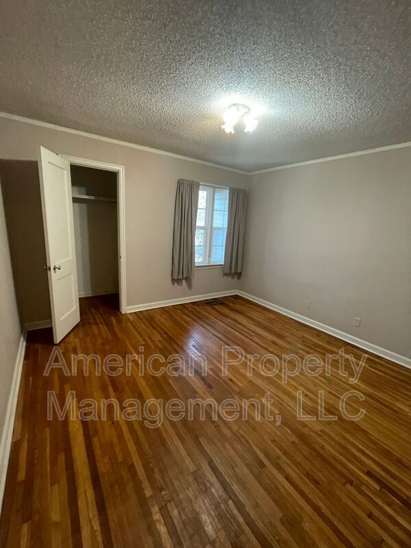 Building Photo - 714 S Marion Ave