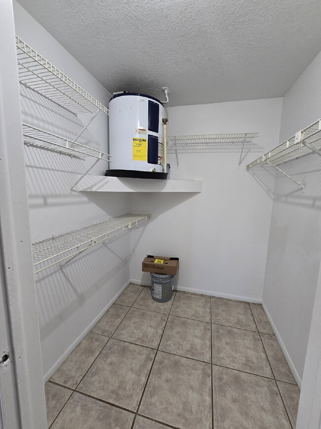 Building Photo - 2 bed, 2 bath duplex in New Port Richey