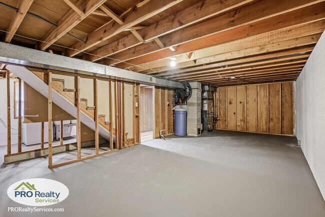 Building Photo - 3 Bedroom House on a Large Lot
