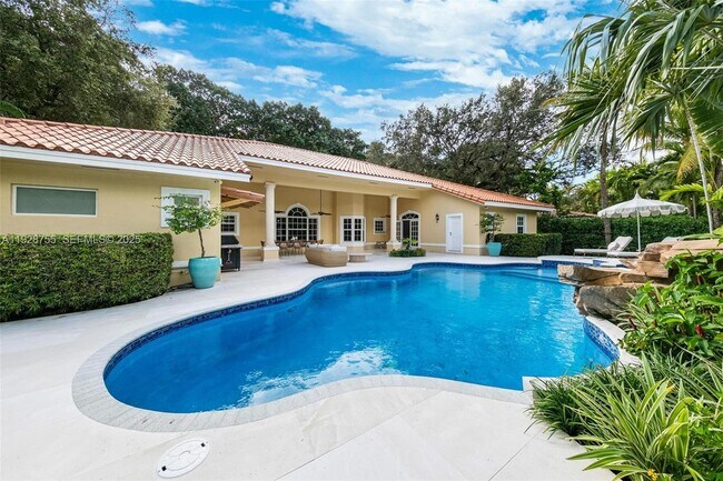 Building Photo - 1033 Almeria Ave