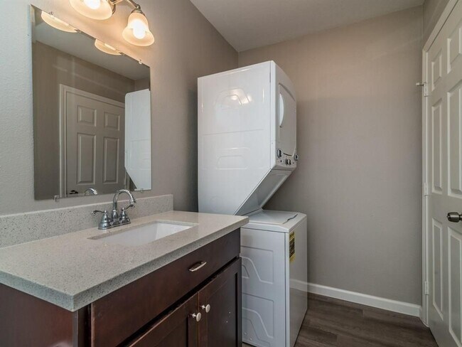 Building Photo - 1819 Cove Park Dr