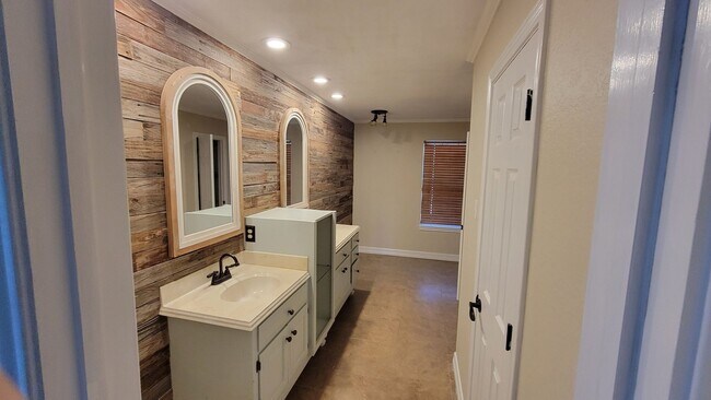 Building Photo - Coming Soon!!  3/2/2 - Fireplace - Private Yard with great back views