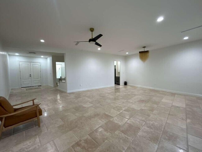Building Photo - 2110 Bermuda Dr