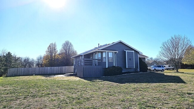 Building Photo - Beautiful Three Bedroom, Three Bathroom