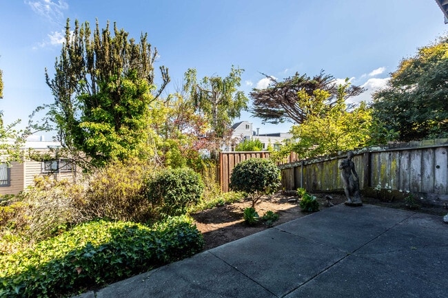 Building Photo - 64 Encanto Ave