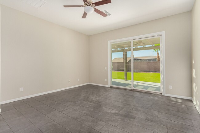 Building Photo - Anthem Highlands home with energy saving u...