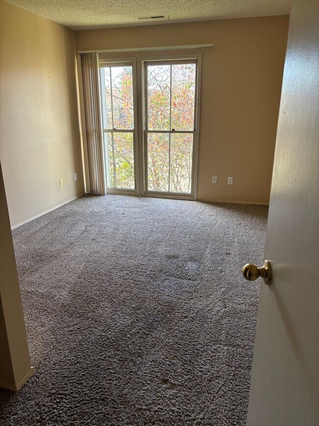 Building Photo - 1 Bedroom Condo close to Washington Square with seasonal outdoor pool and move in special!