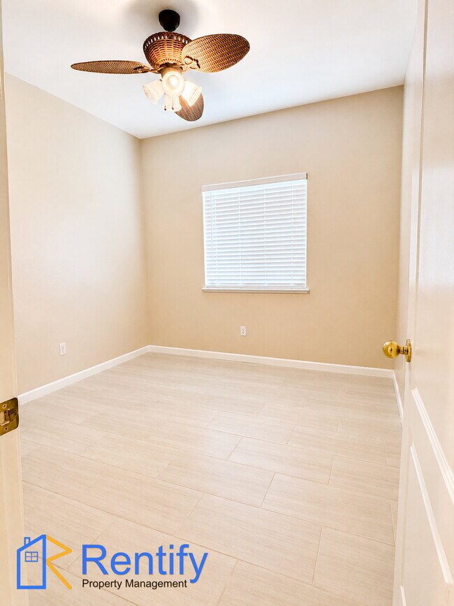 Building Photo - Charming Seven Oaks Home - 4Bed, 2Bath - Gardener Included!