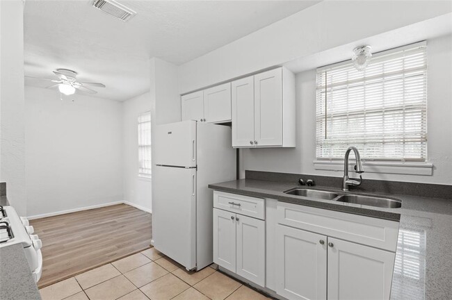 Building Photo - 10602 Rosehaven Dr