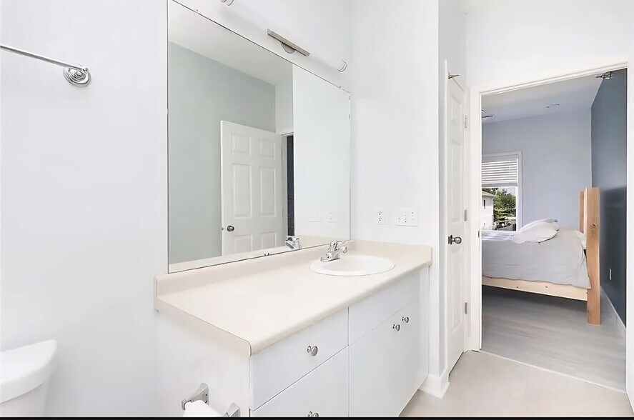 Building Photo - 1760 SE LA Grant Pkwy