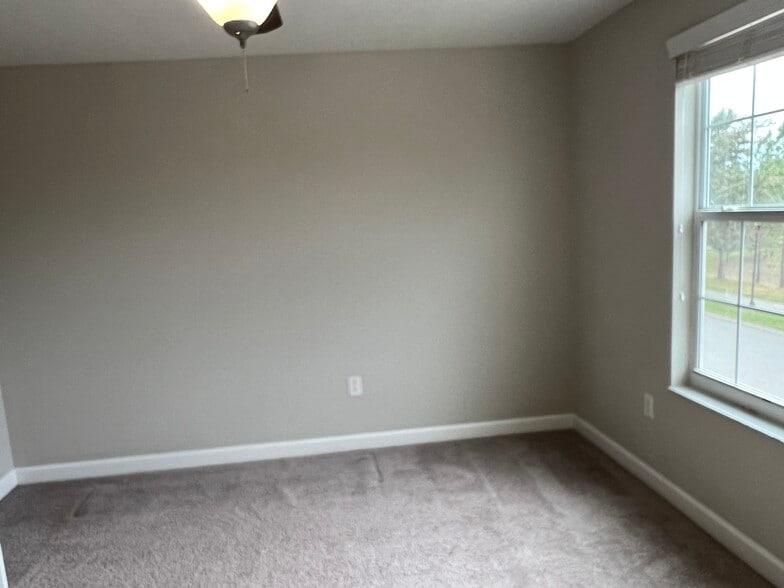 Building Photo - 923 Terra Vista St