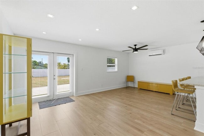 Building Photo - 3916 W Iowa Ave