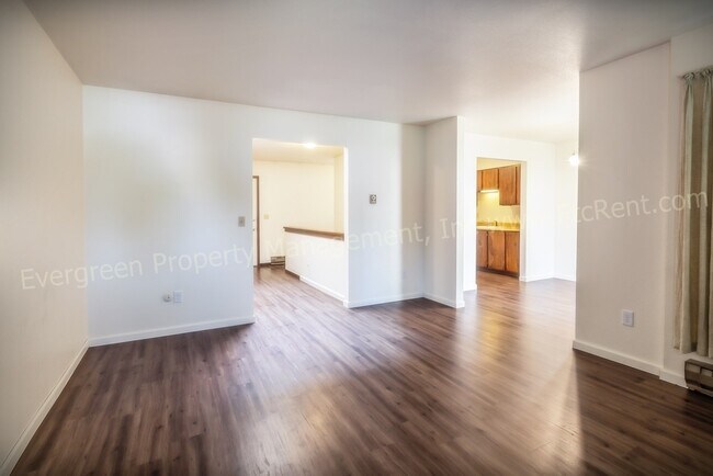 Building Photo - 904-906 Camelot Ct.