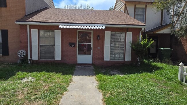 Building Photo - 2 Bed, 1.5 Bath private backyard