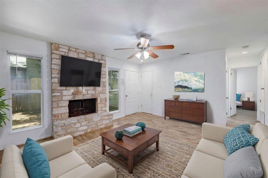 Building Photo - 703 Country Aire Dr