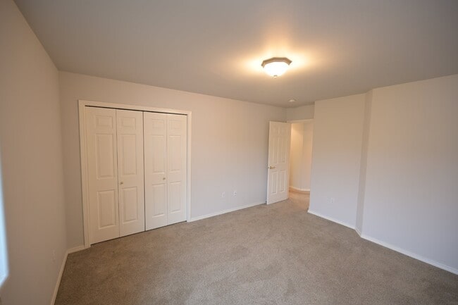 Building Photo - 2 bed + office, 2 bath, 2 car garage condo...