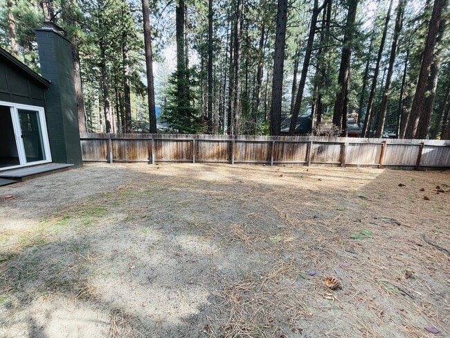 Building Photo - 3 bed 2 bath with private fenced yard