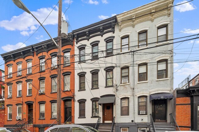 Building Photo - 208 9th St